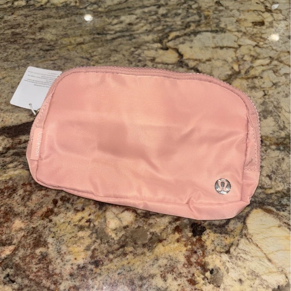 Lululemon Everywhere Belt Bag NWT - Picture 6 of 11